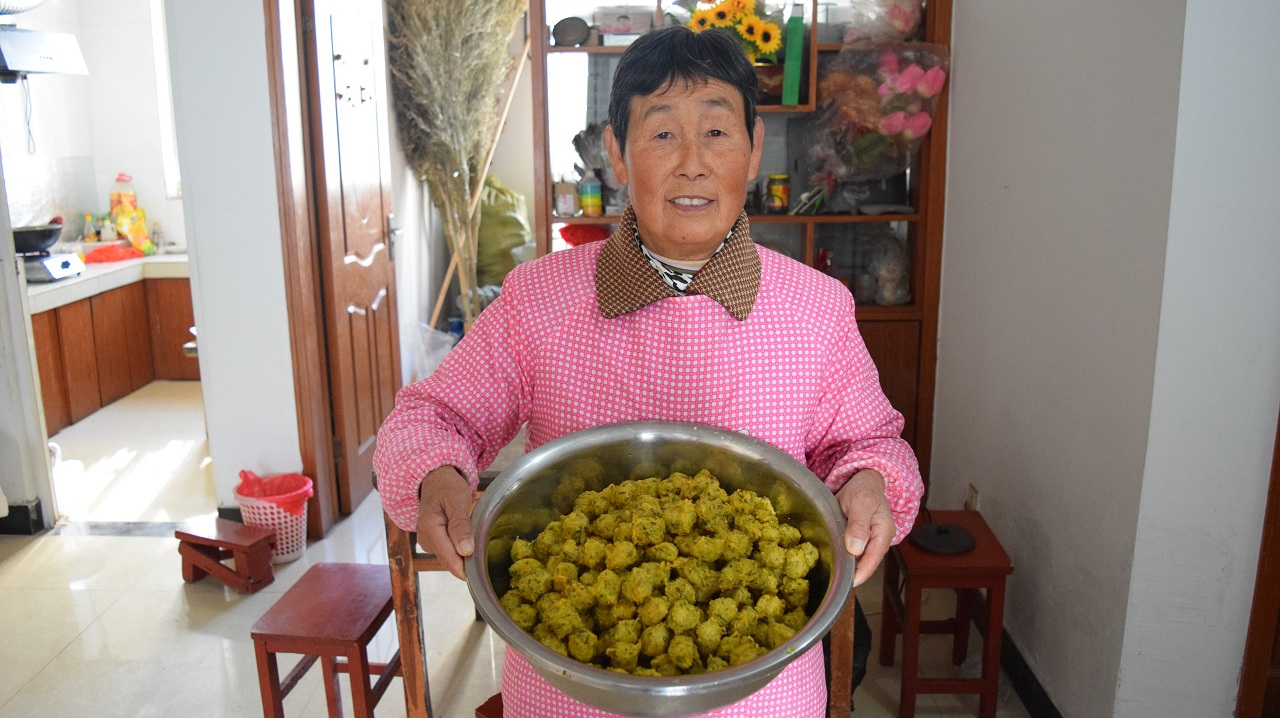 农村婆婆分享40年经验,萝卜丸子好吃有技巧,出锅一手一个吃到饱