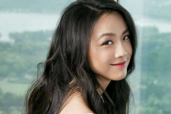 【汤唯女儿近照曝光,3岁宝宝斜跨小红包被赞超可爱】6月11日,汤唯在社交网络中分享了3岁女