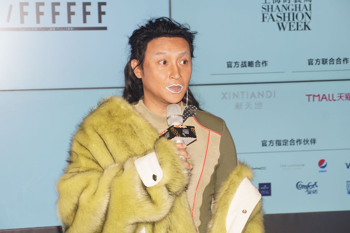2019年4月2日,上海,2019上海秋冬时装周,明星亮相 f/ffffff 品牌秀场.