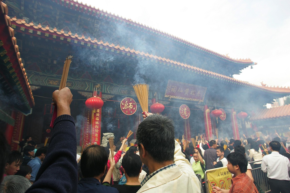 按照论文格式及语言特征从传统庙会影响力提升角度阐述提升大召旅游区游客吸引力。300字