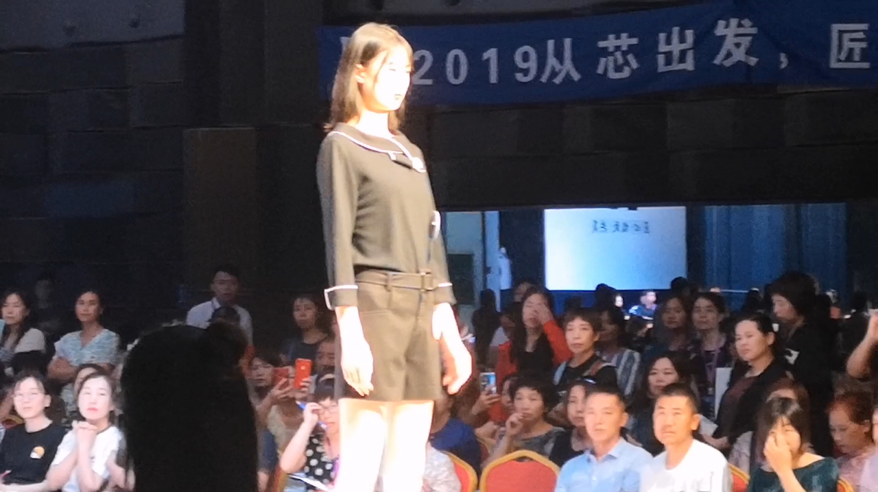 2019时尚元素时装发布会,派克服,颗粒绒,有你喜欢的吗