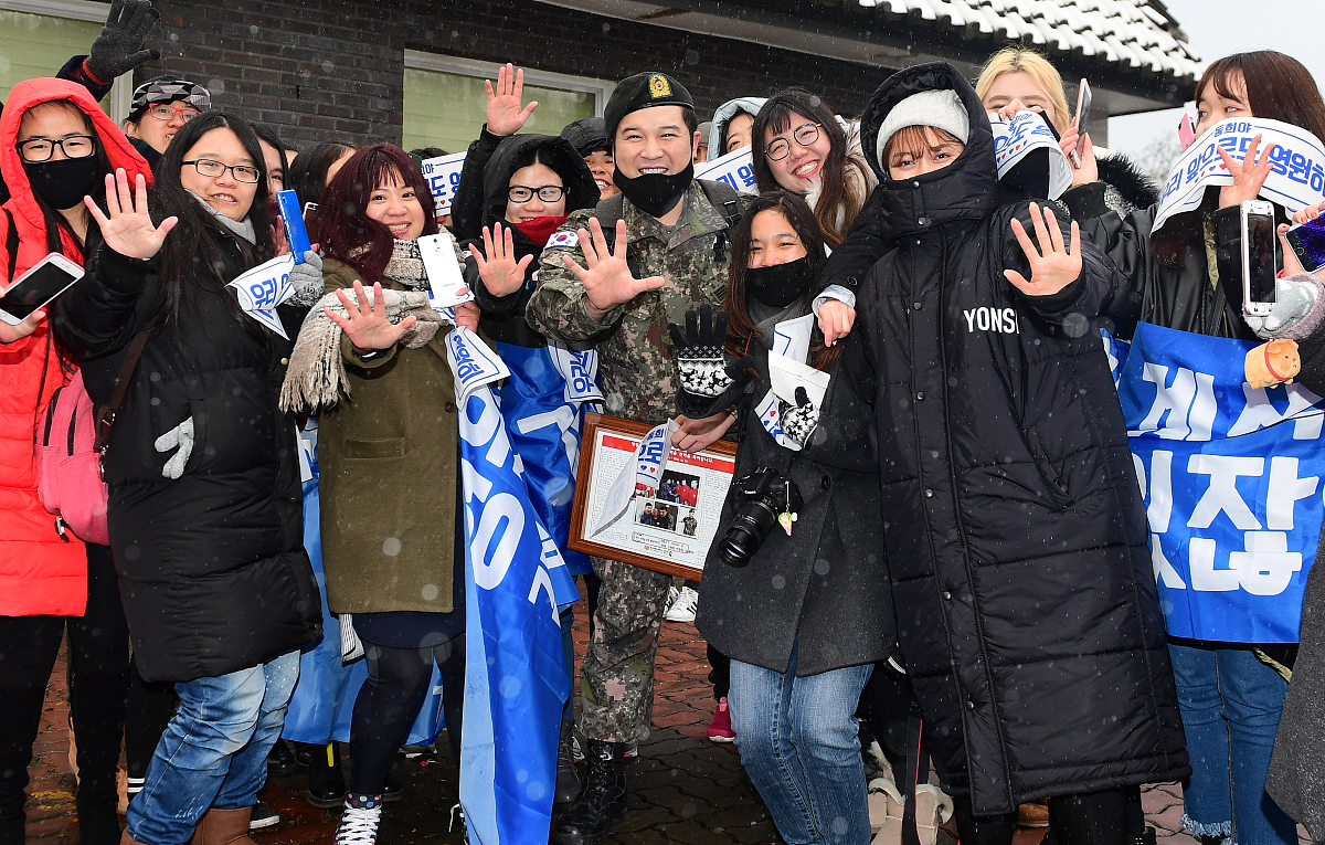 2016年12月23日,首尔,superjunior成员神童顺利圆满现役退伍.***_***