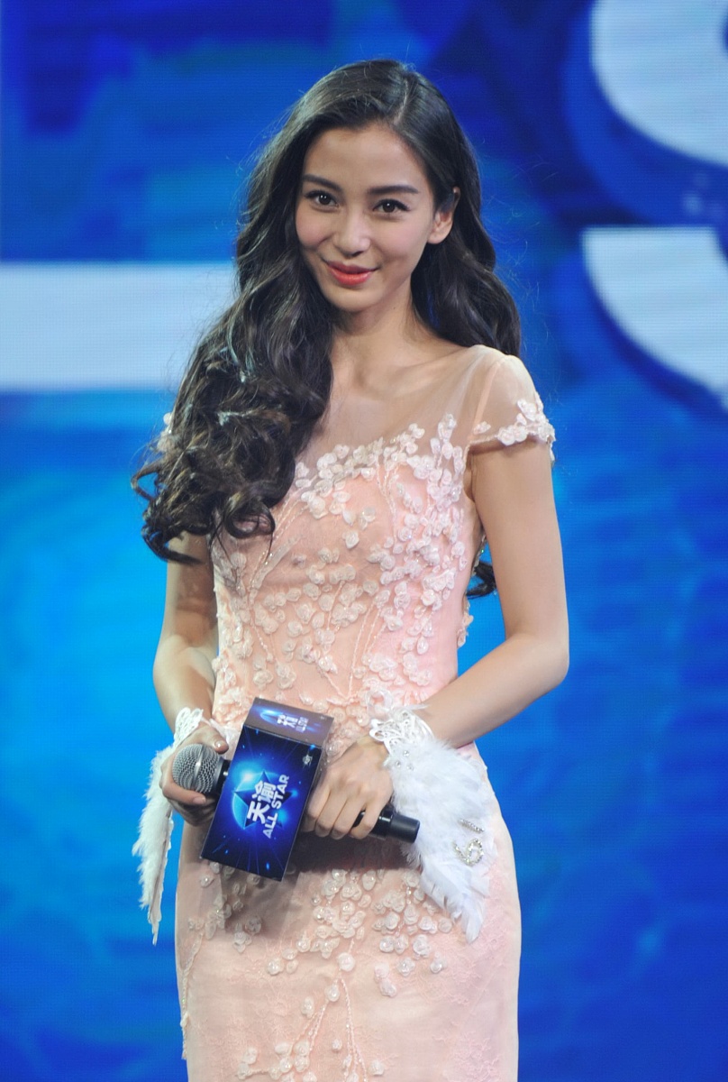 文章主要夸奖anglelababy长的漂亮身材也好的800字文章然后帮我起一个有吸引力的标题