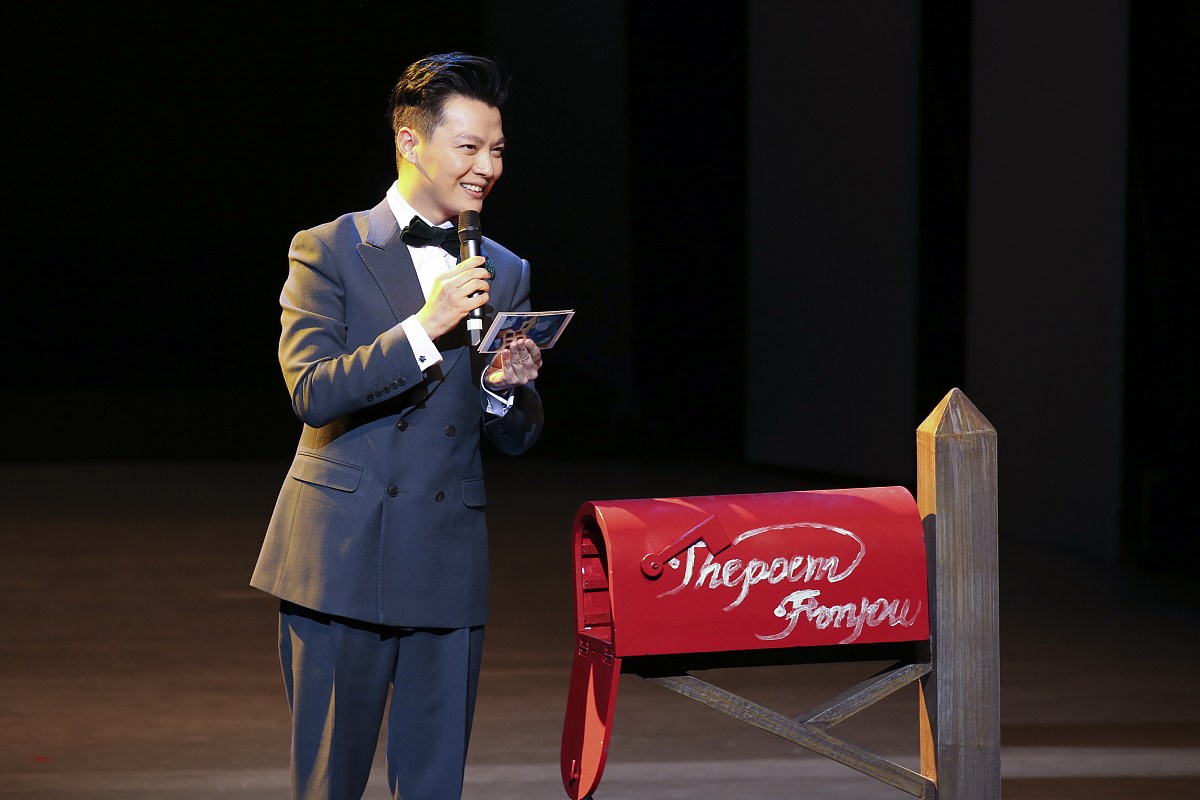 帮我也一首诗给女朋友的生日贺卡亲爱的今天是你的生日我想用诗歌来祝福你。你是我生命中最美的风景你的微笑如春天的阳光你的眼神如夜空的星光。你是我生命中最温暖的港湾你的拥抱如家的怀抱你的声音如清晨的鸟鸣。你是我生命中最珍贵的礼物你的爱如大海的浩瀚你的陪伴如山间的清风。在这个特别的日子里我祝福你生日快乐愿你的每一天都如此美好愿我们的爱情永远如此温馨。爱你的我陪伴你走过每一个春夏秋冬看着你的成长和继续