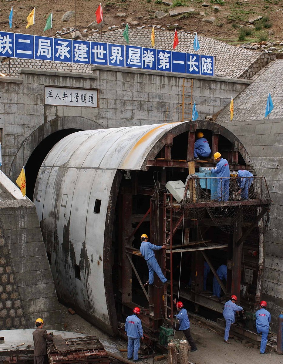 由中铁工程二局集团承建的青藏铁路重点工程羊八井隧道群主体工程于近