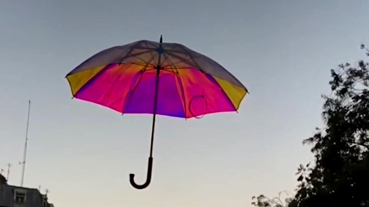 [图]神奇的智能雨伞,快要下雨便会变颜色,不用再看天气预报了