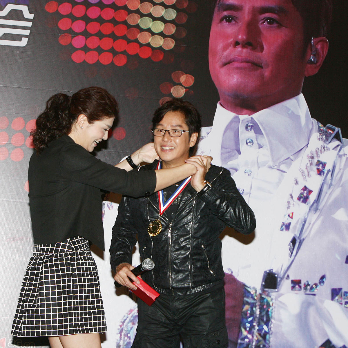 原文在香港的音乐界谭咏麟素以乐坛校长之名闻以悉心培养后辈而著称。然而最近发生了一件轰动事件：一位香港吉他手在一场演出中公然羞辱前辈斥责他只是一个名利之徒。DSeal未发布文章容祖儿好友怒喷谭咏麟：你提携过谁？姜涛需要你提携吗？0jpg这位吉他手名叫Jason Kui他在香港音乐圈有一定知名度。一个周日的晚上他与其他几位音乐人在九展音乐空间举办了一场音乐会。与此同时温拿乐队正在红馆进行演唱会这成为了