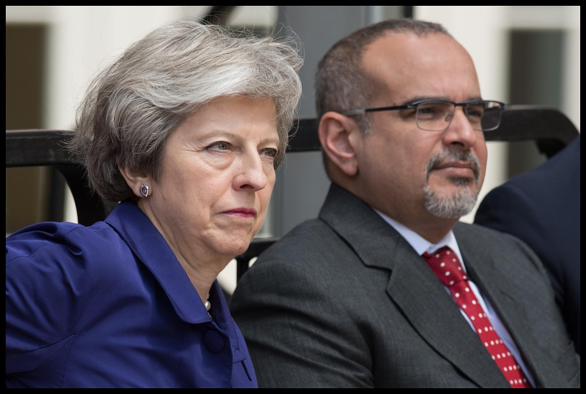英国首相特雷莎·梅与威廉王子出席国防和国家康复中心交接仪式