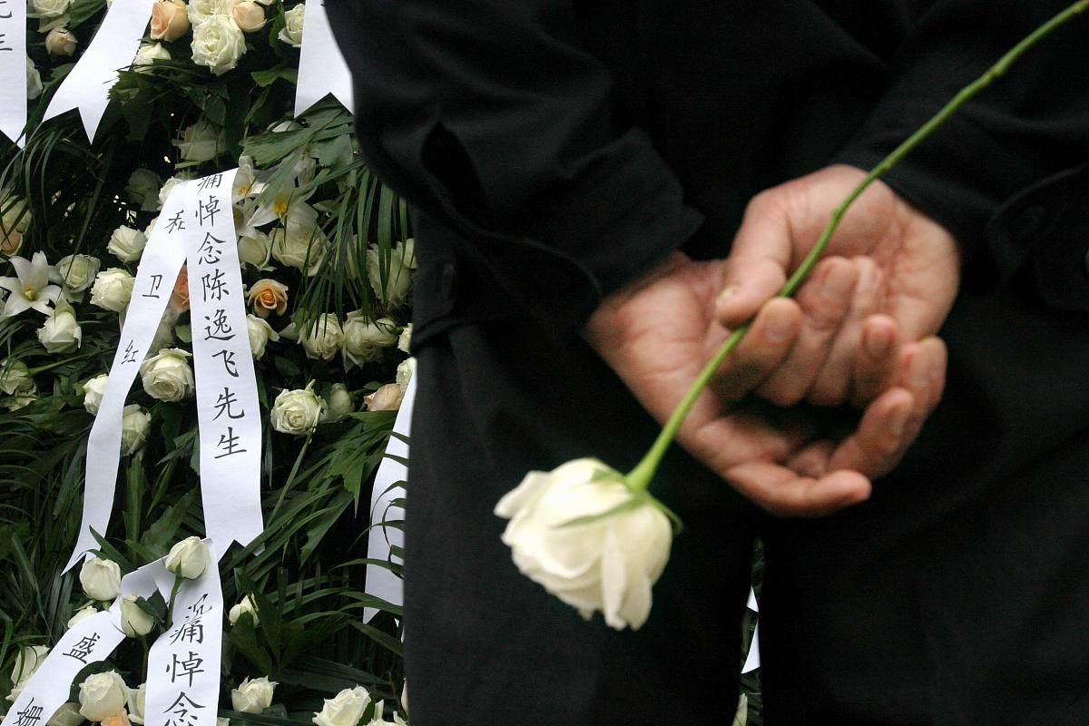 2005年4月20日,陈逸飞的葬礼在上海龙华殡仪馆隆重举行.+++_+++陈逸飞