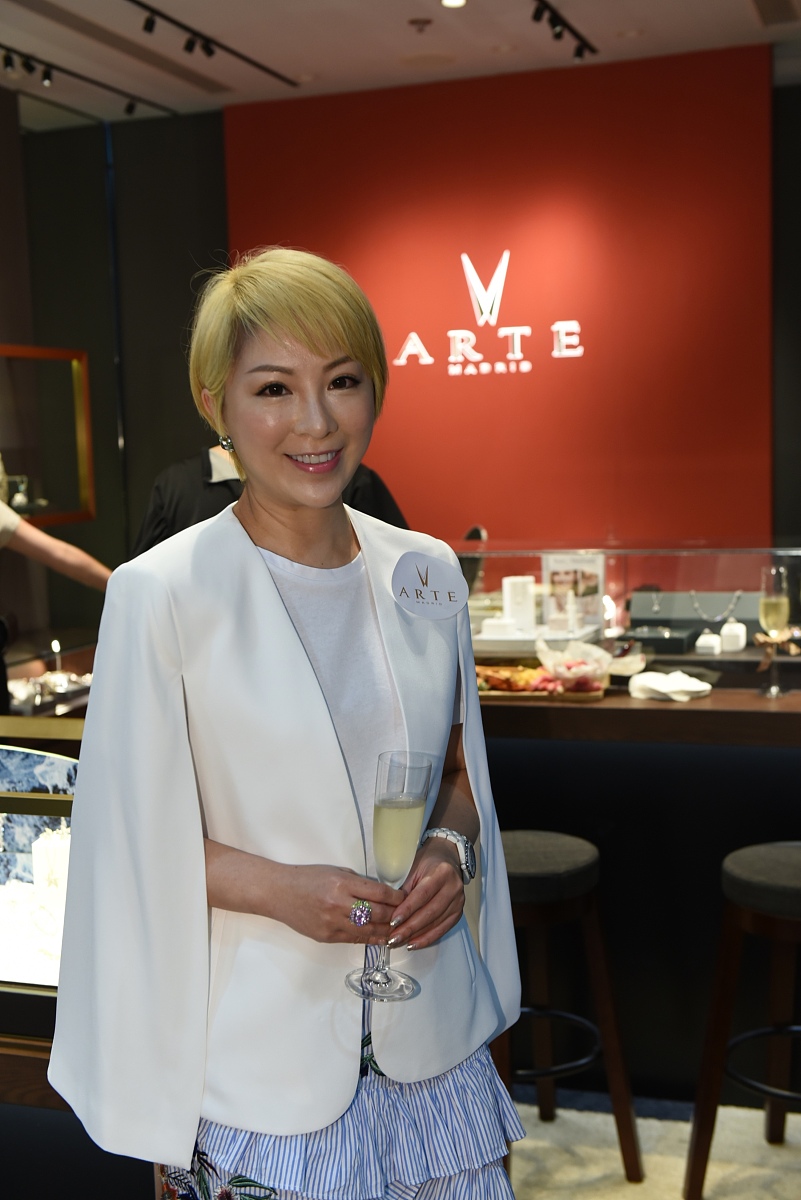 赌王千金何超仪脸圆肩宽肉感十足 自爆愿意自己多工作"养"老公