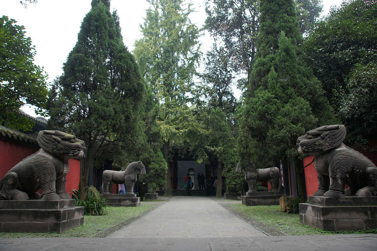 ***_***武侯祠在成都市内,它由刘备,诸葛亮蜀汉君臣合祀祠宇及惠陵组