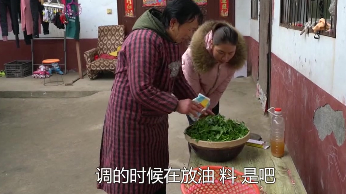 农村婆婆腌制雪里红,只用了三样调味料,做着简单还好吃