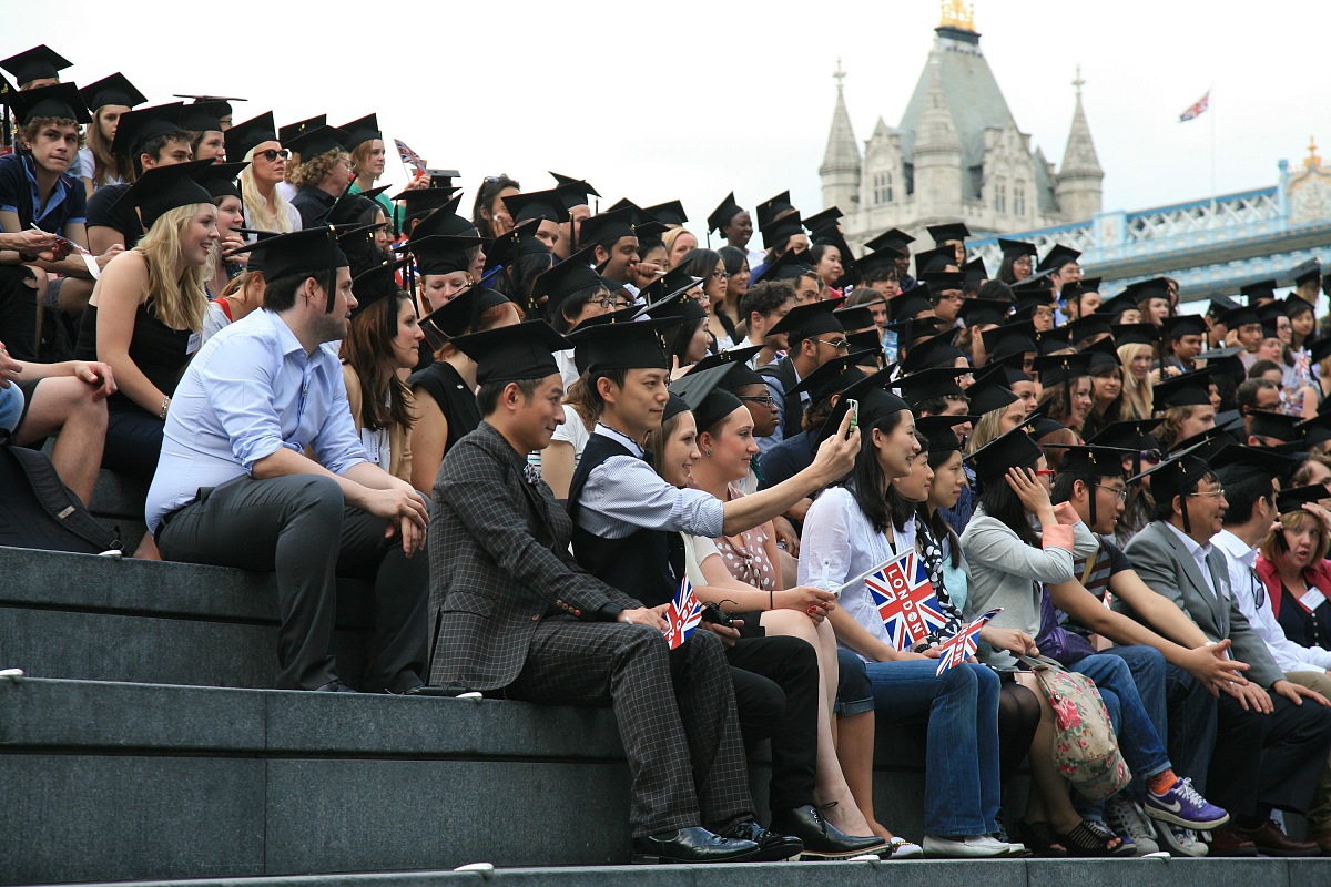 2012年5月30日,伦敦,250名来自100多个国家的留学生在英国伦敦齐抛毕