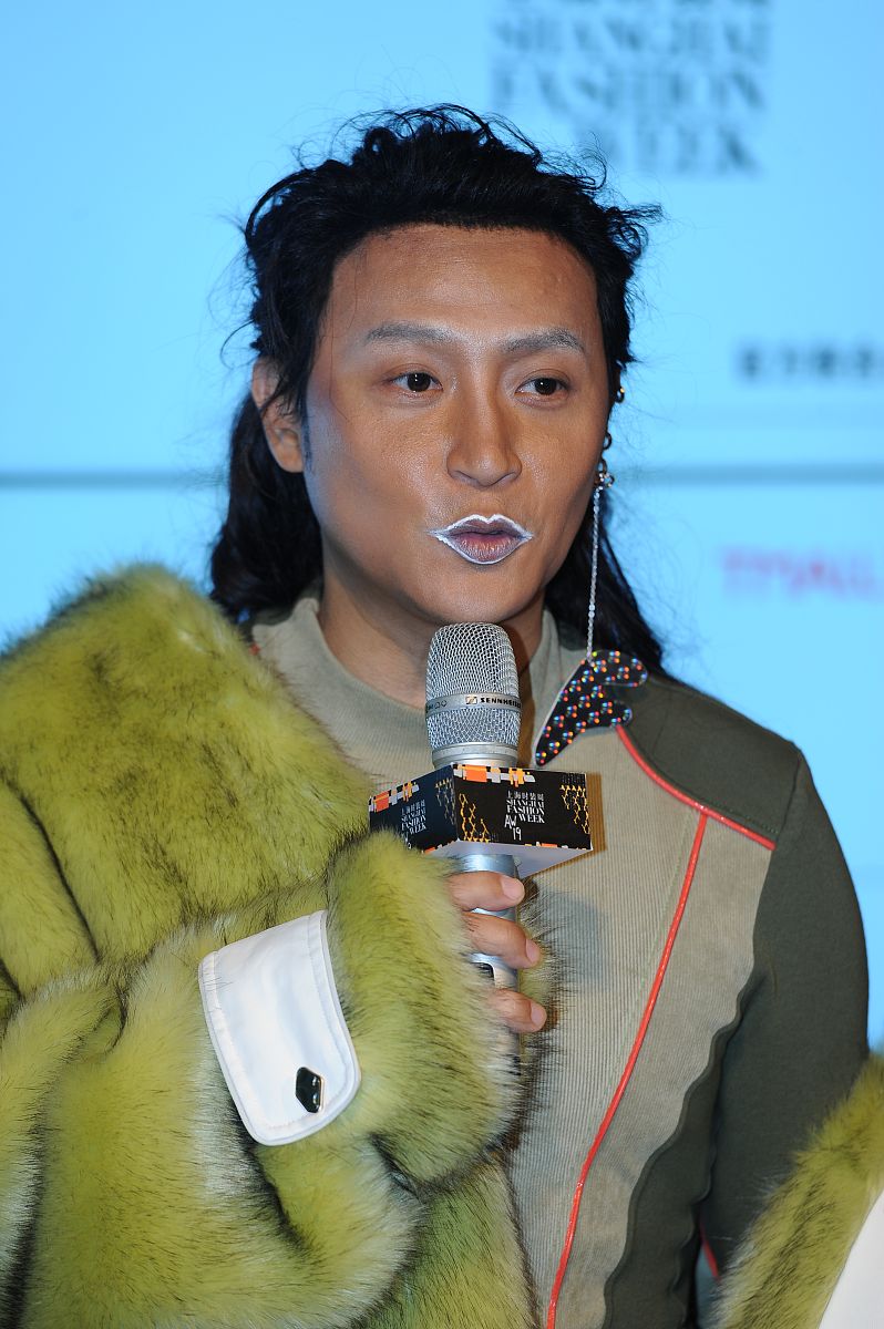 2019年4月2日,上海,2019上海秋冬时装周,明星亮相 f/ffffff 品牌秀场.