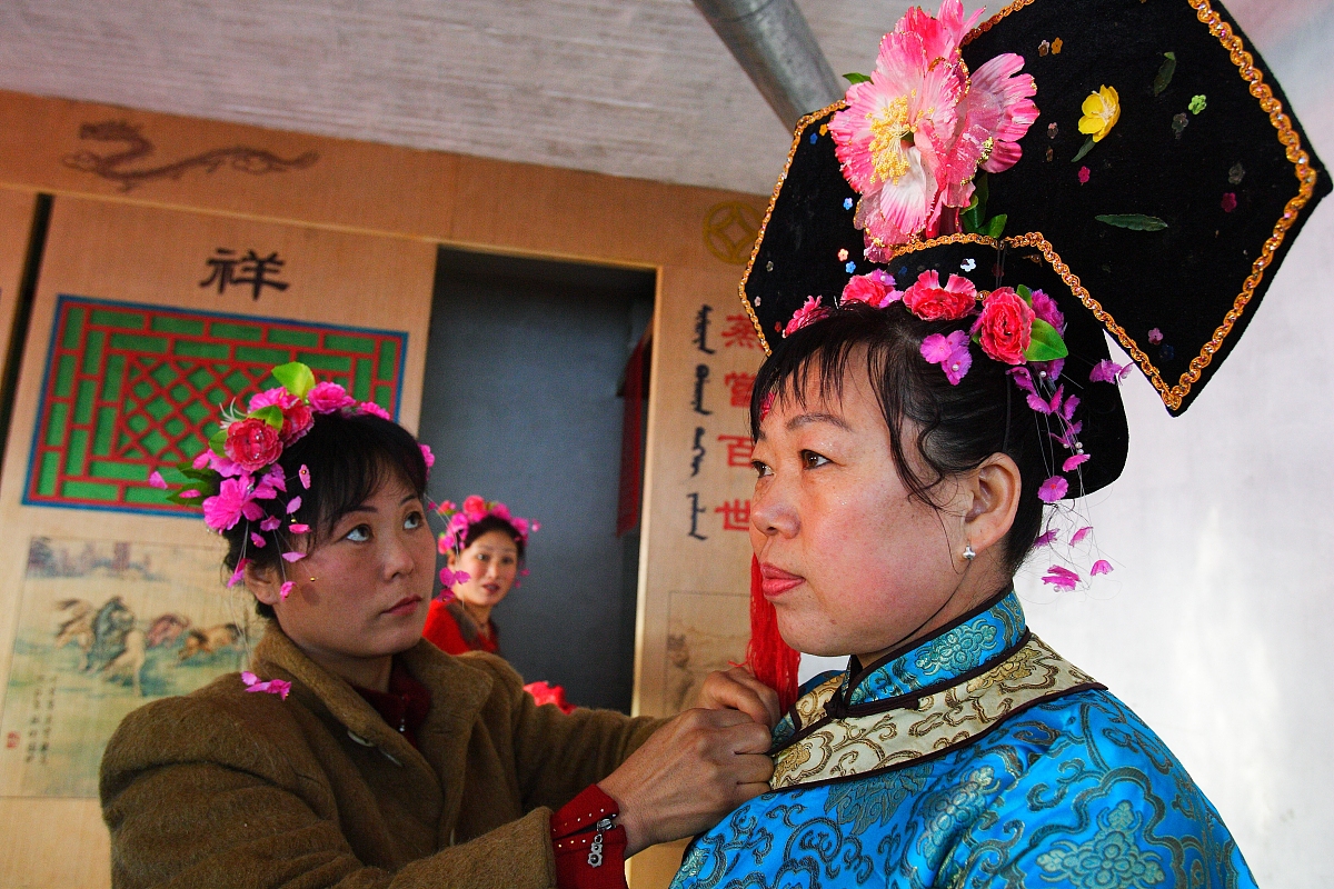 ***_***2007年11月24日,牡丹江小依兰岗村,满族祭祖,佩戴满族帽子的妇