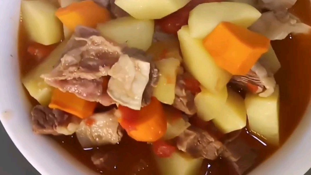 秋季进补正当时,“西红柿土豆炖牛肉”的正宗东北做法!