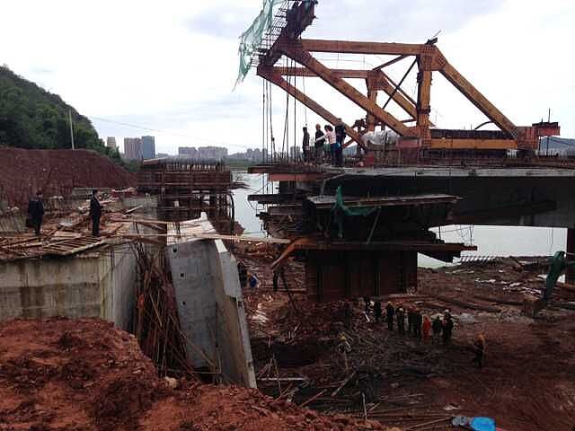 ***_***2015年10月26日,四川南充市高坪区都京街道办一在建桥面垮塌,