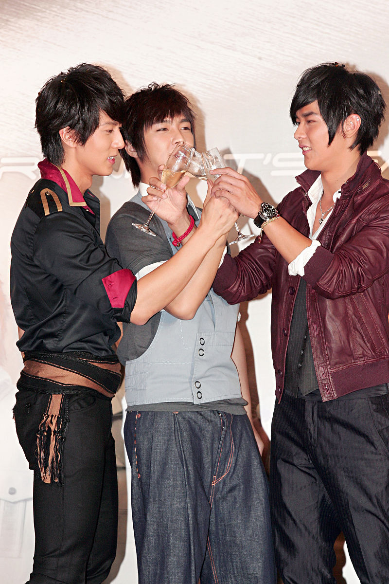 2008年8月8日,香港,飞轮海为世界巡演首站宣传.吴尊 炎亚纶 汪东城+++