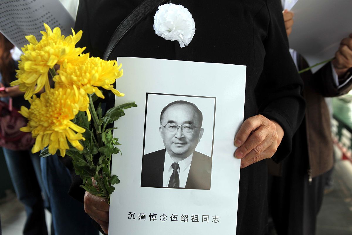 2012年9月24日,中国北京,前国家体育总局局长伍绍祖追悼会举行. +++_+