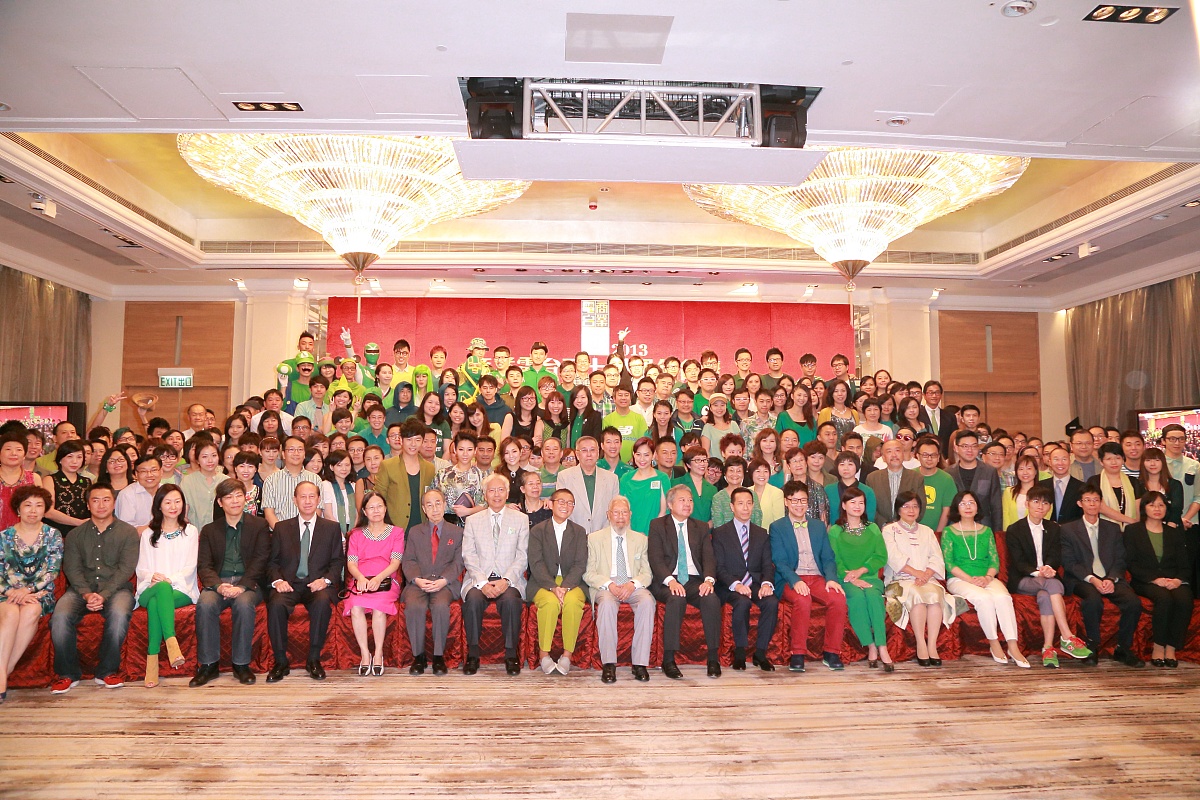 新员工参加公司年会：与同事欢聚，共度难忘夜晚！