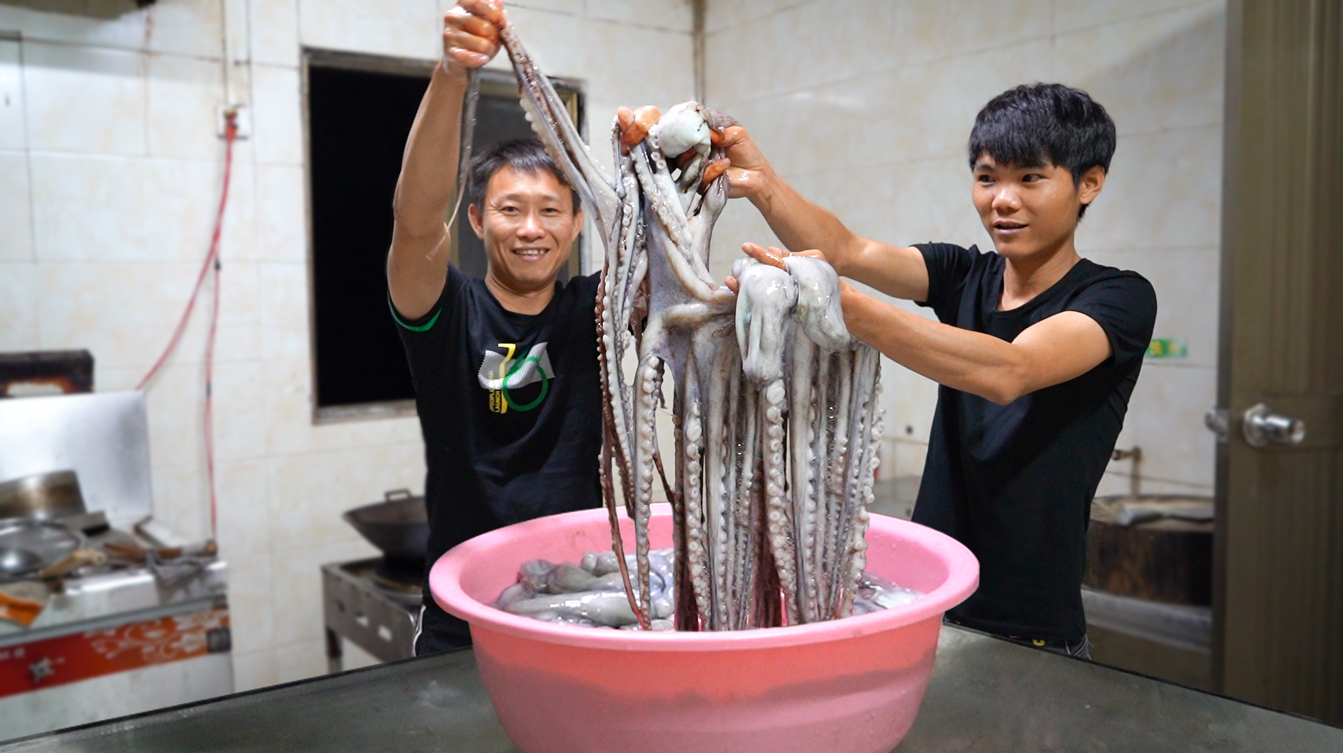 剁十六斤章鱼腿来做宵夜,炭火爆烤70多条,儿子吃了直呼爽