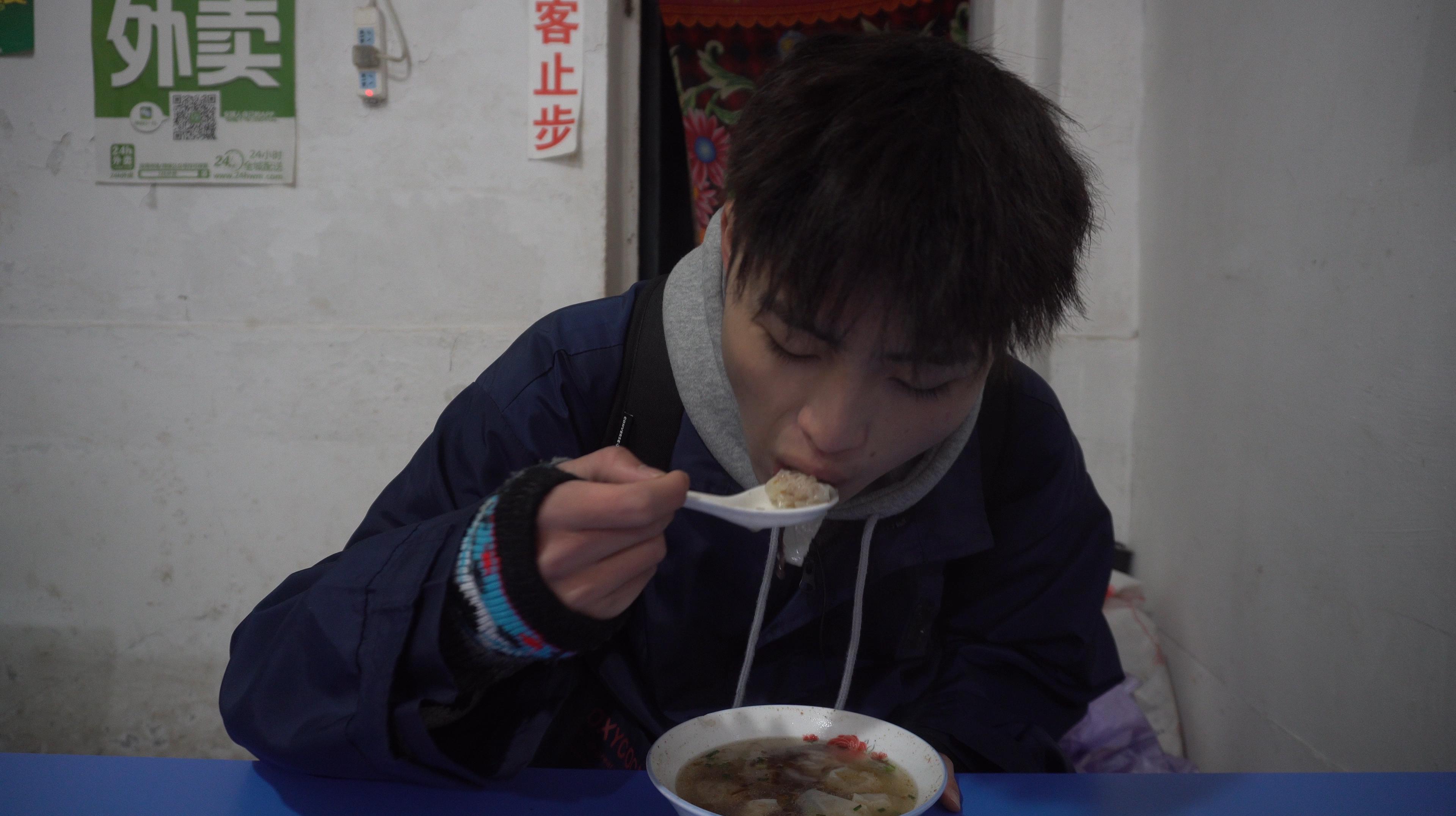 贵州小伙吃燕皮馄饨,9块钱一碗,这样的馄饨你能吃两碗吗?