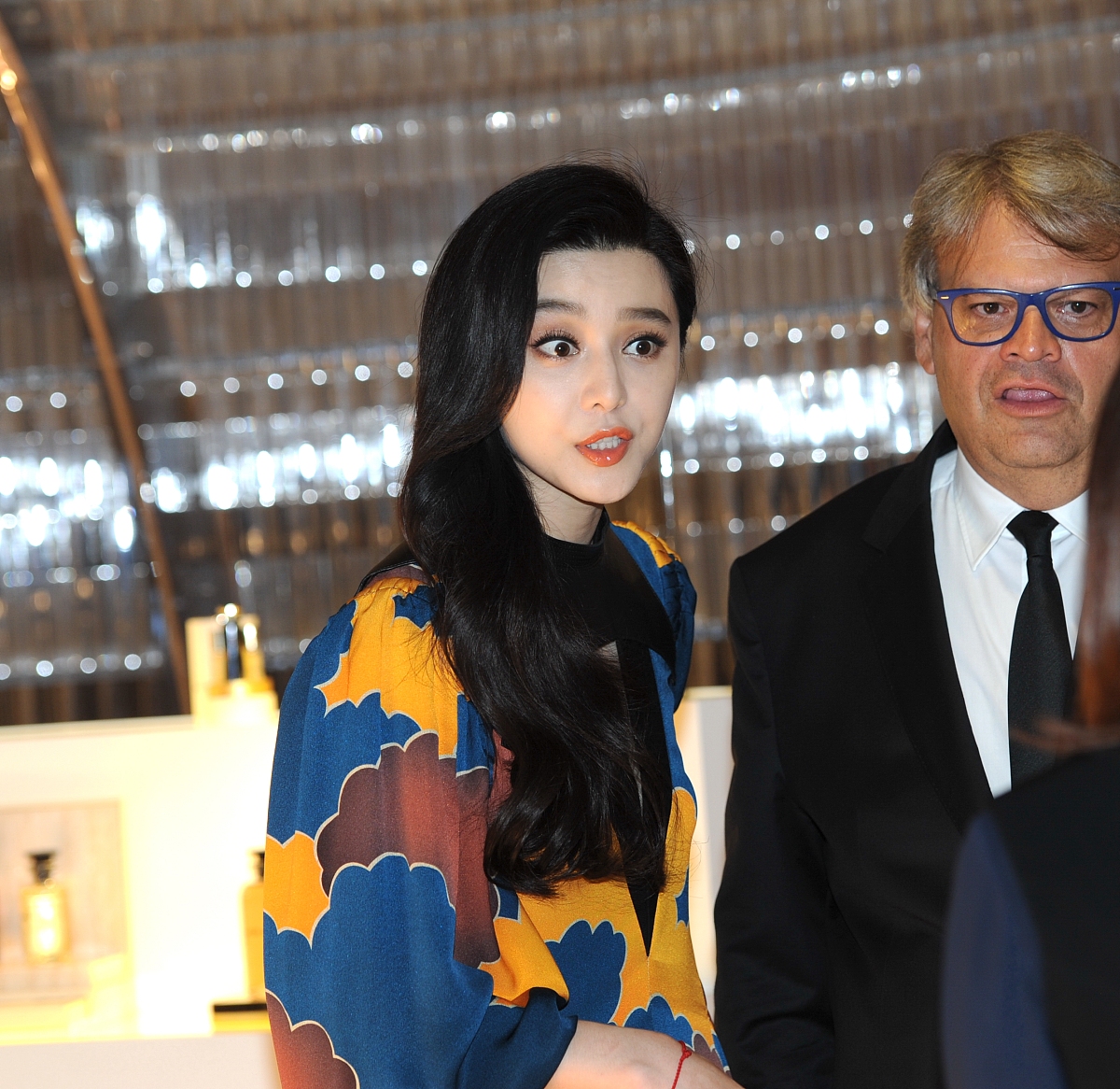 类别	 固定工资与浮动工资比重高层管理人员	35-55中层管理人员	15-20专业技术人员	20-25普通员工	 5-10结合以上内容写一篇关于A火锅餐饮公司核心员工薪酬激励缺乏长效性的问题分析请结合公司实际情况进行论述。