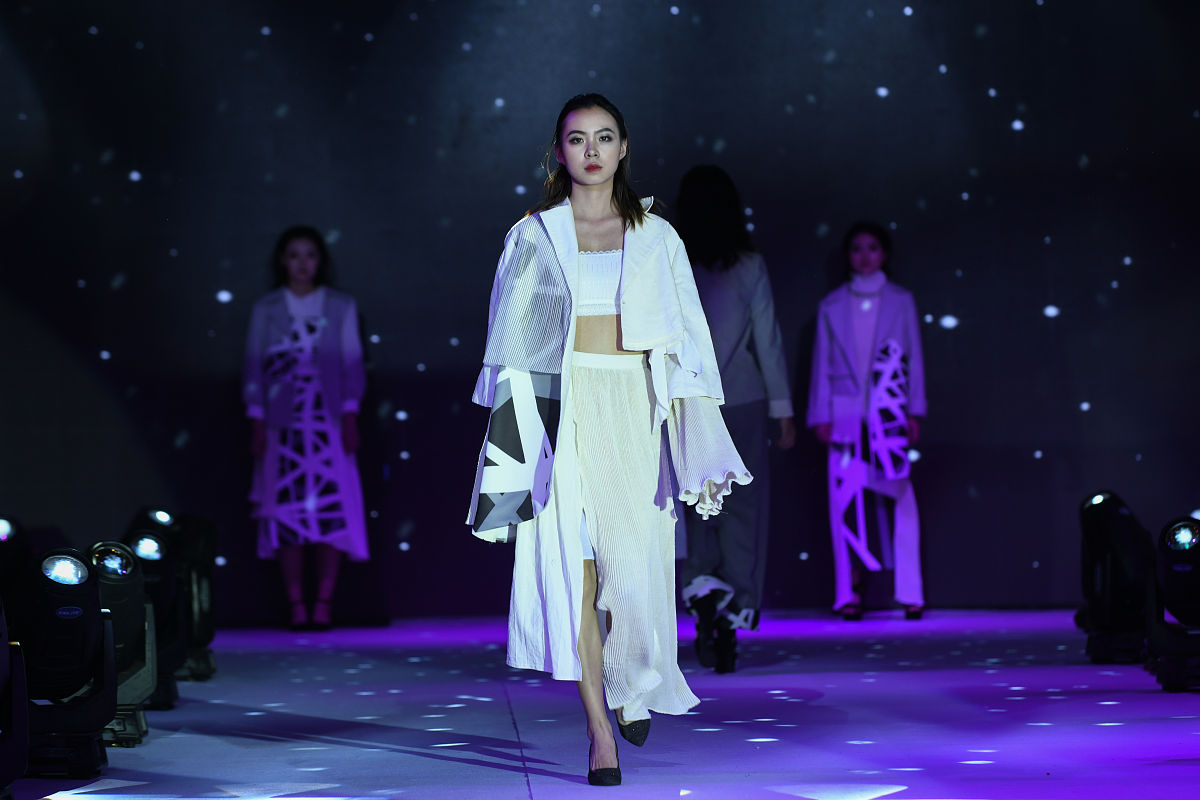 你是一名中国河南老高考文科生你的高考分数是545位次25536现在你已经选好了十二个大学但这些大学的顺序你不太清楚。如何最高性价比地将这些大学排序？ 有如下十二个大学： 浙江外国语学院 南京艺术学院浙江水利水电学院福建工程学院绍兴文理学院徐州工程学院江苏理工学院武汉轻工大学重庆科技学院常熟理工学院淮阴工学院龙岩学院