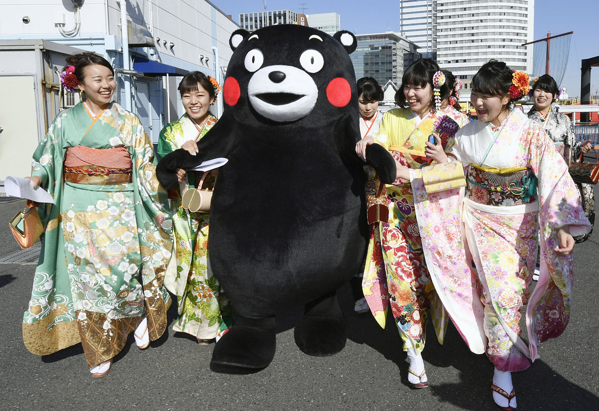 当地时间2017年1月6日,日本东京,25名20岁的导游穿着华丽的和服在明治