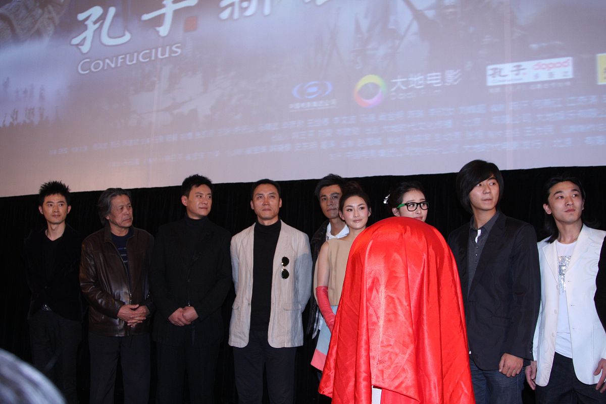 2009年12月2日,北京,电影《孔子》官网启动仪式.李欣汝(右三)+++_+++