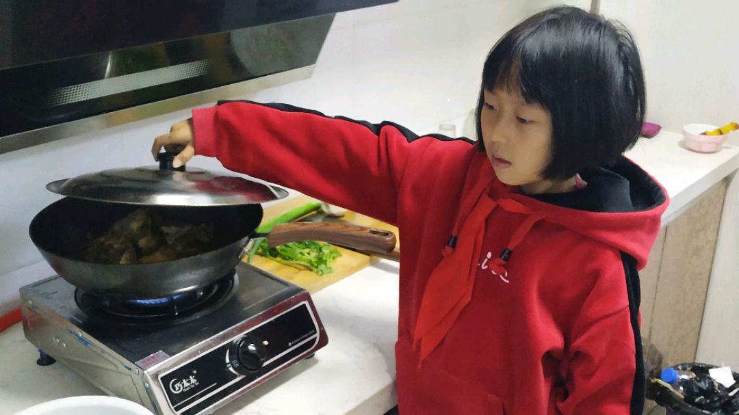 小馋猫的奶奶特殊炖三花鲤子,拿起锅盖一看,这是纯的农村土做法
