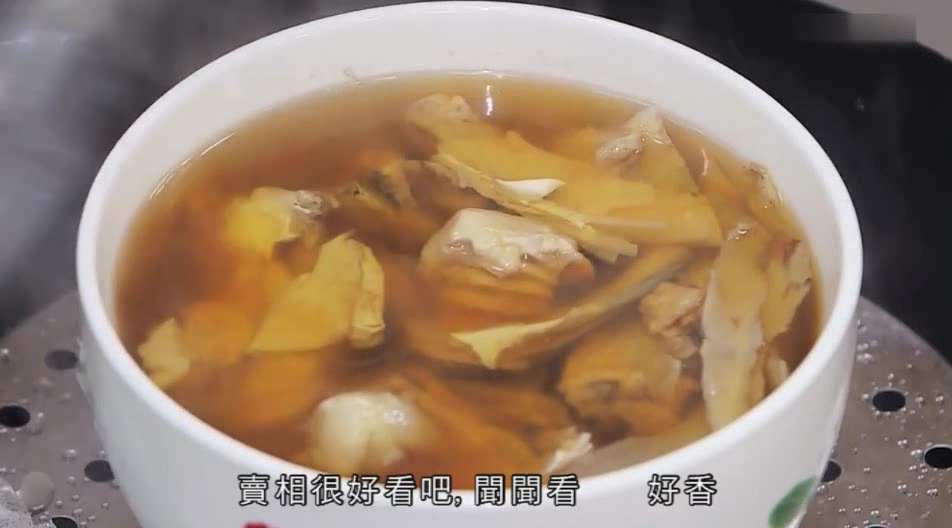难怪饭店里的鱼头汤那么好喝,大厨的材料是这么放的,讲解很到位