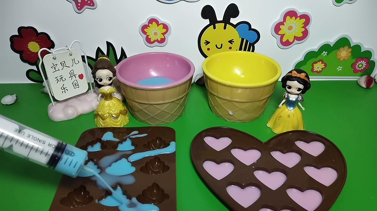 小白雪做了草莓爱心巧克力,获得了妈妈一个吻!