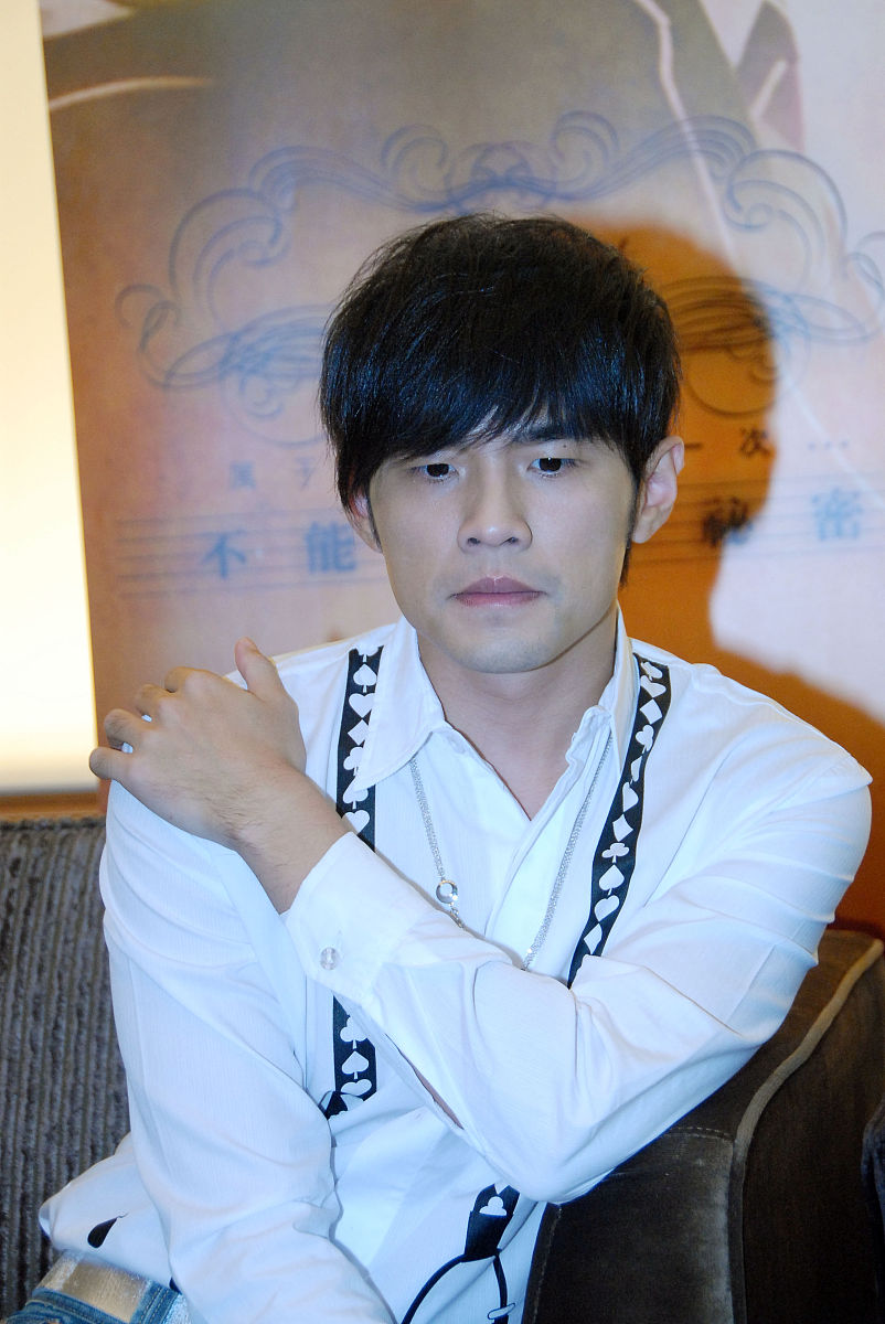 不出现“音乐”两个字，请写一篇关于周杰伦的五言绝句