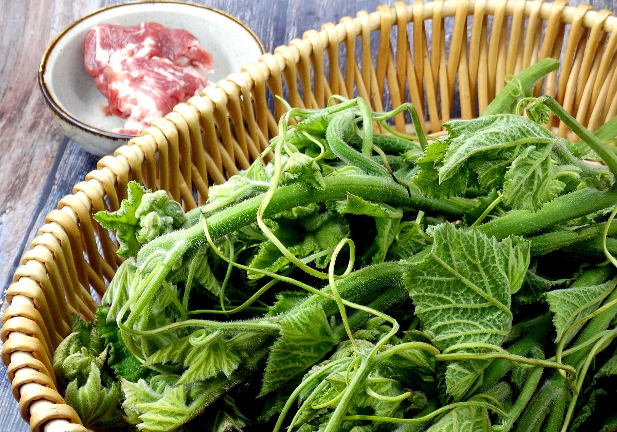 图为制作南瓜藤炒肉的食材 南瓜藤,猪肉 特点:脆嫩清甜,操作简单 食材