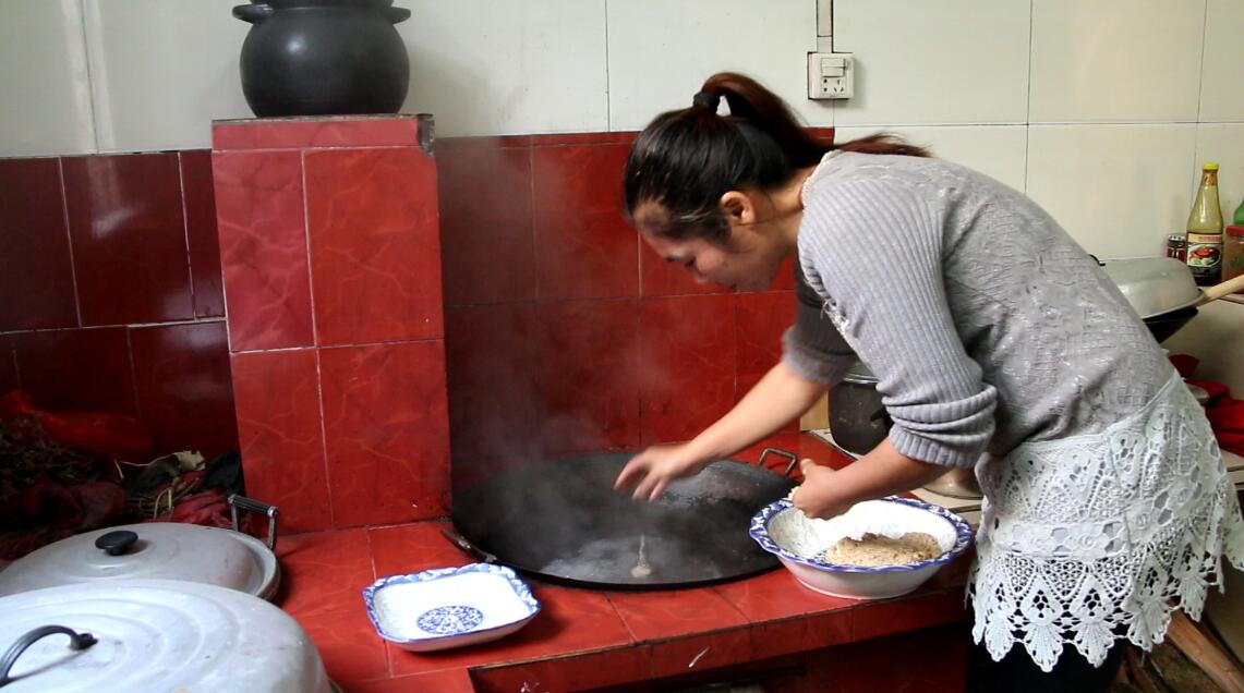 肉丸不用买,农村妈妈在家自己做,口味丰富可以保存到过年吃