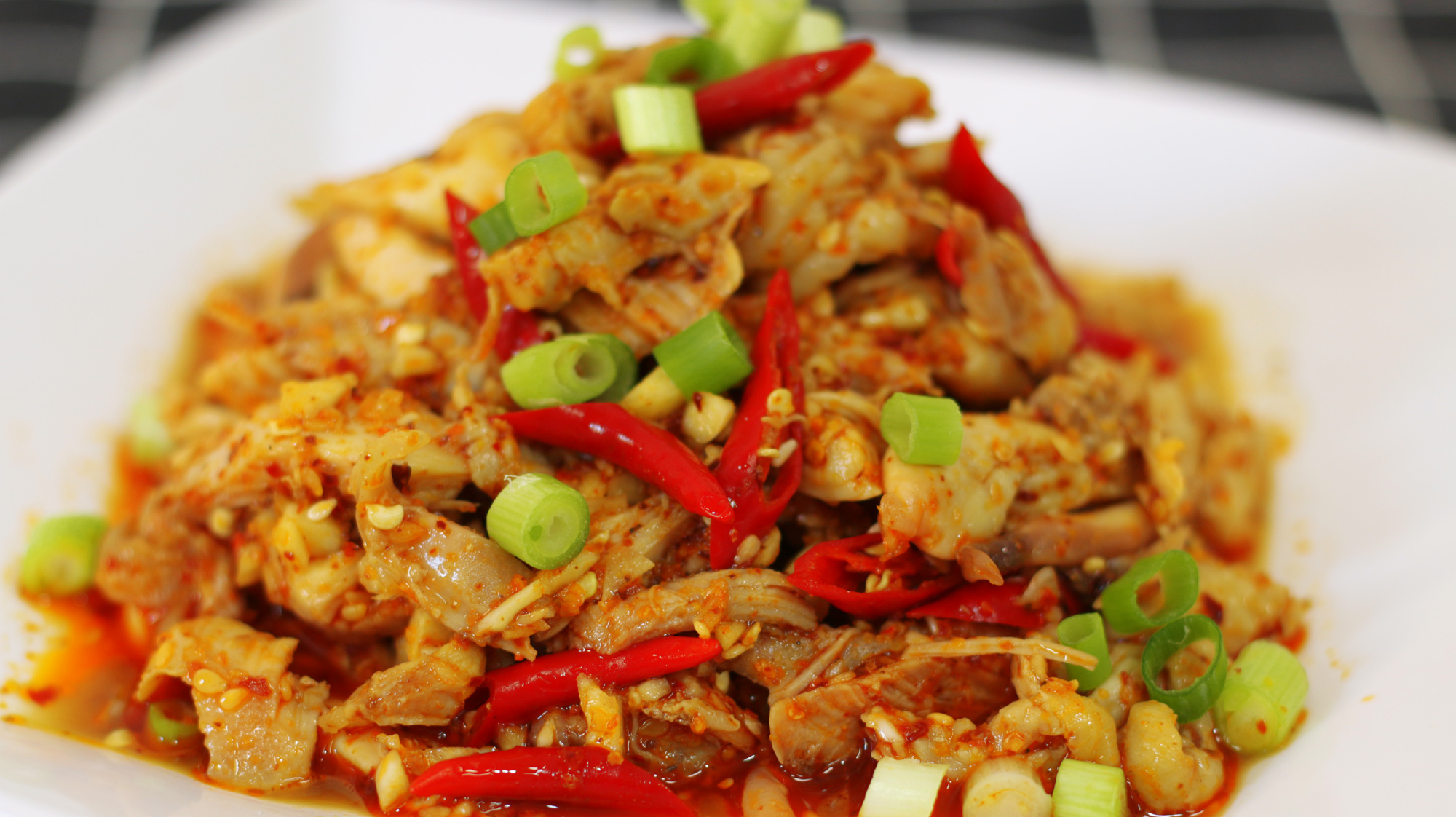 川味口水鸡酱汁很重要,大厨多年做口水鸡的秘诀鸡肉鲜嫩又多汁!