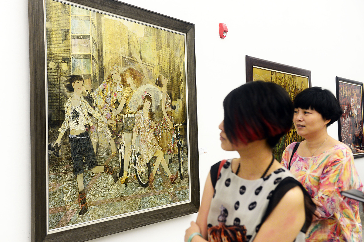 观众正在欣赏福建籍画家苏国伟的漆画作品《欲乘春风揽年华》.
