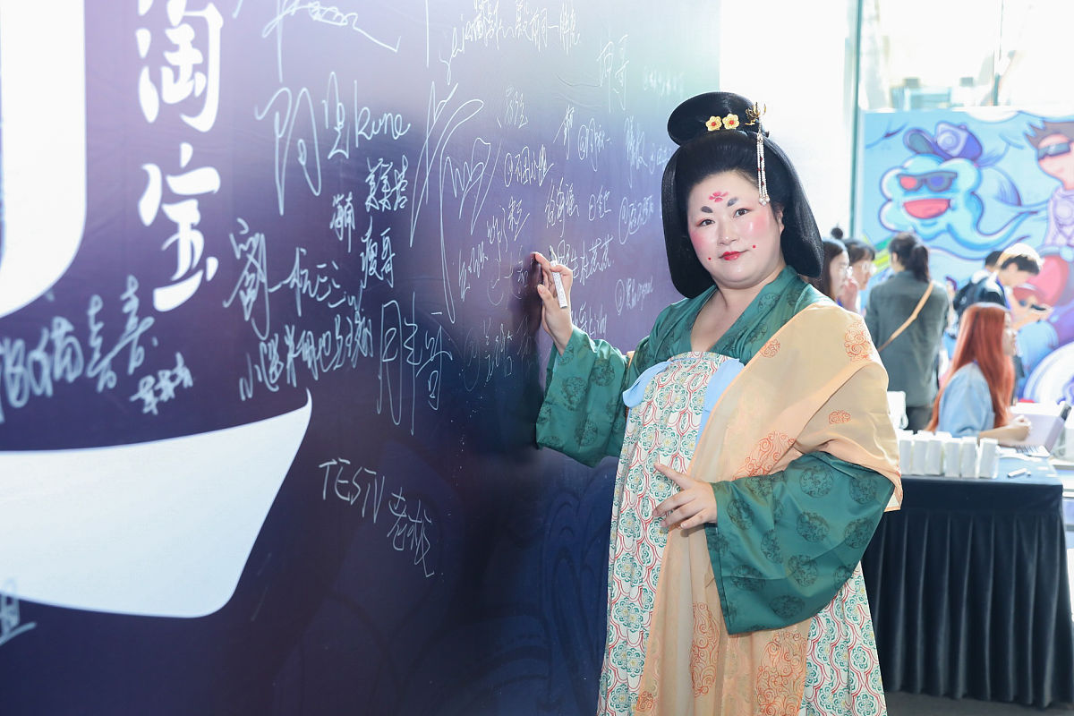 2019年8月26日,杭州.这不是那个火全网的"表情包"汤圆姐姐吗?!一走进