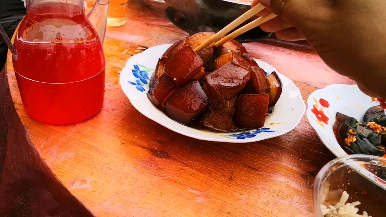 湖南农村婚宴,吃饭抢着排队,即使下雨也阻挡不了