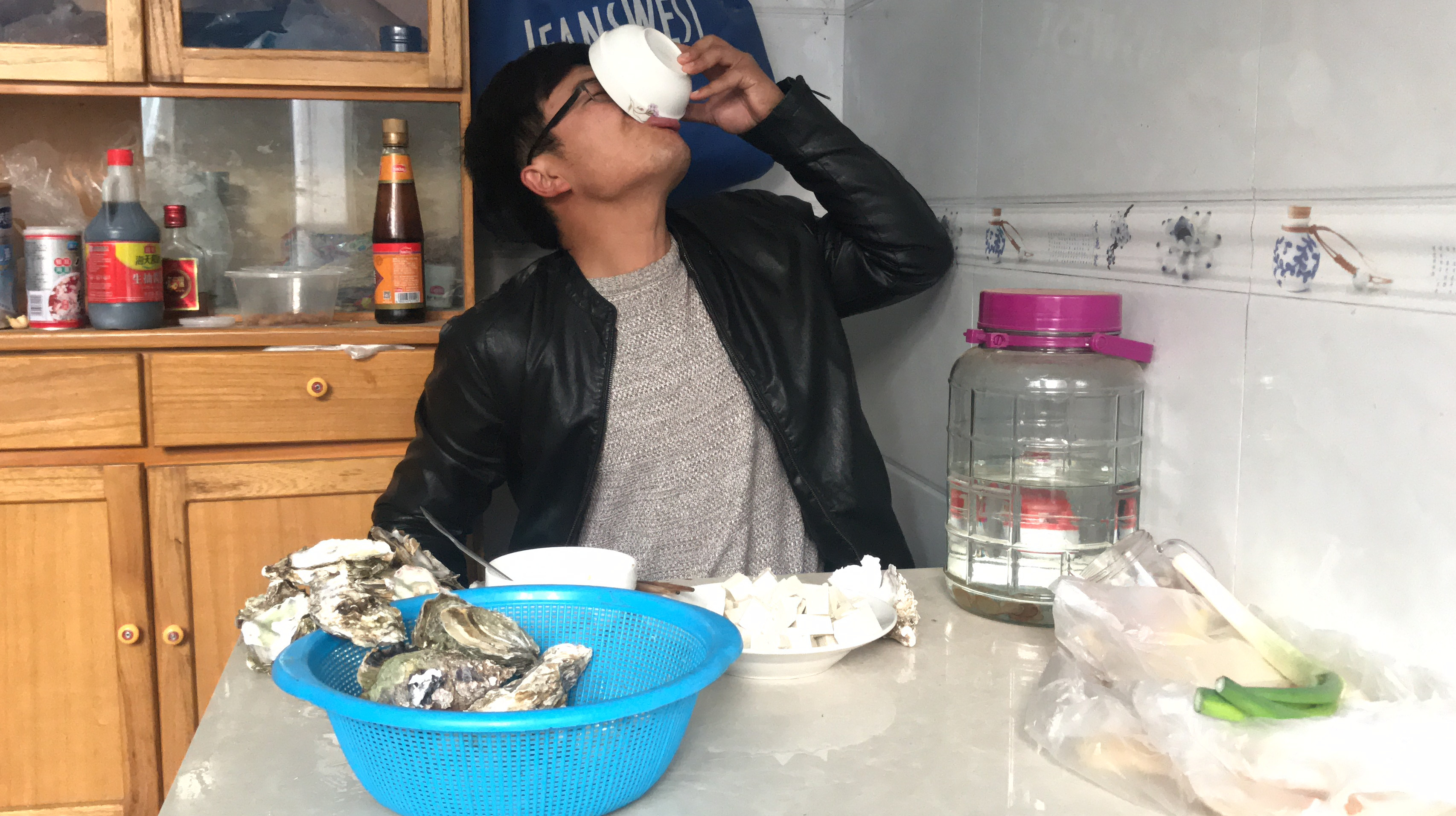四斤生蚝,一斤豆腐,一大碗60度粮食酒,小伙一个人在家喝爽了!