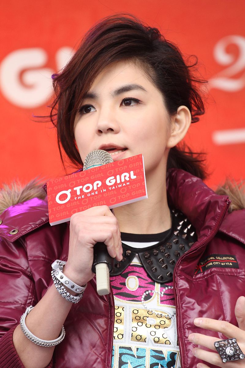 2011年12月18日,台北,s.h.e为品牌服饰担任代言人.+++_+++代言,