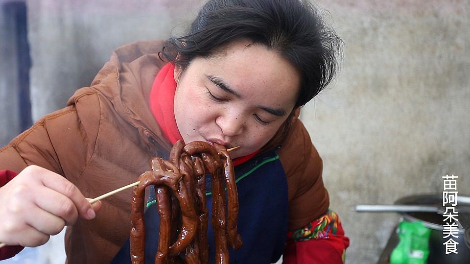 [图]苗大姐炖肠子来吃，这做法第一次见，应该很难吃