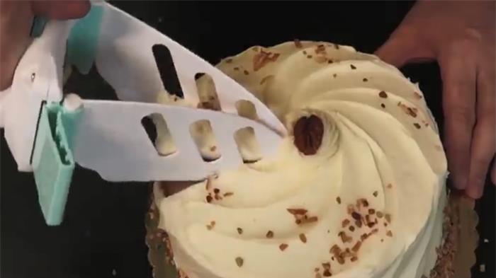 最奇葩的蛋糕分割器,小哥用完之后,网友:还不如用手抓