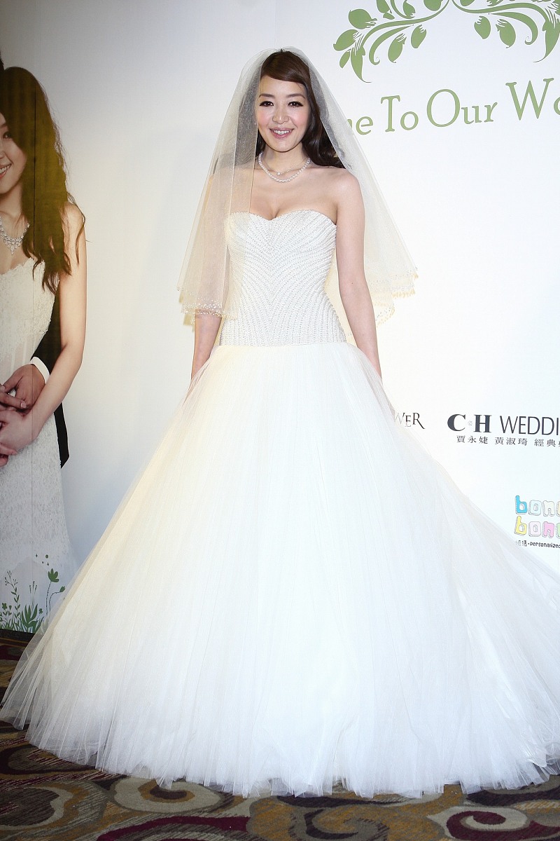 2012年8月11日,台北,37岁的路嘉怡与制作人汤宗霖大婚.***_*** 路嘉怡