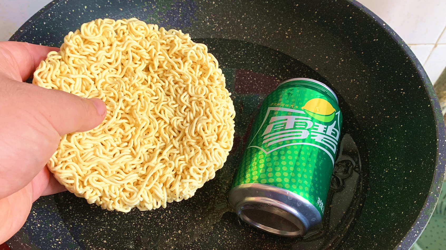 方便面的冰爽吃法,看着就有食欲,冰冰凉凉的,夏天吃太过瘾了