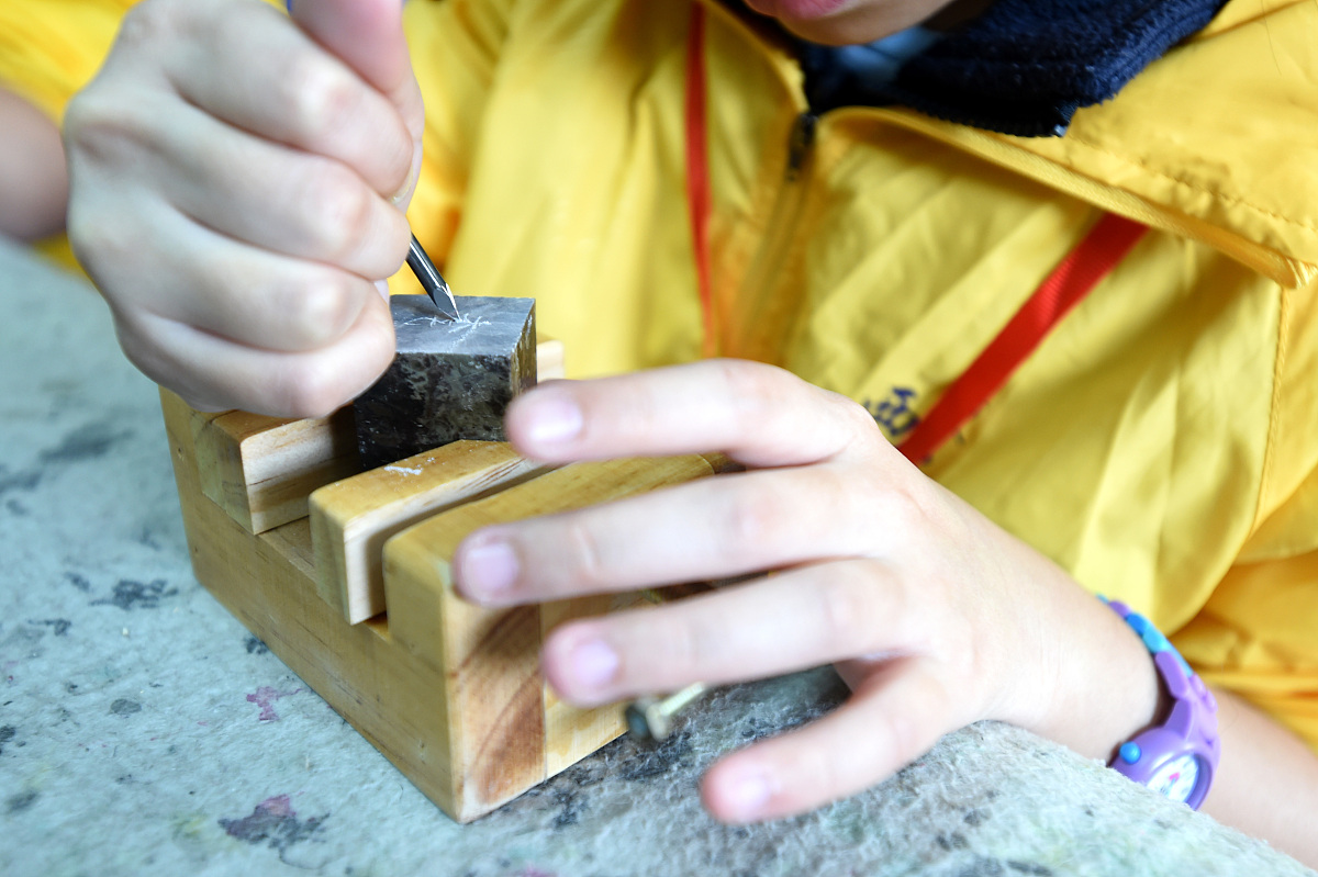 ***_***2018年3月15日,香港小学生在进行书法篆刻.