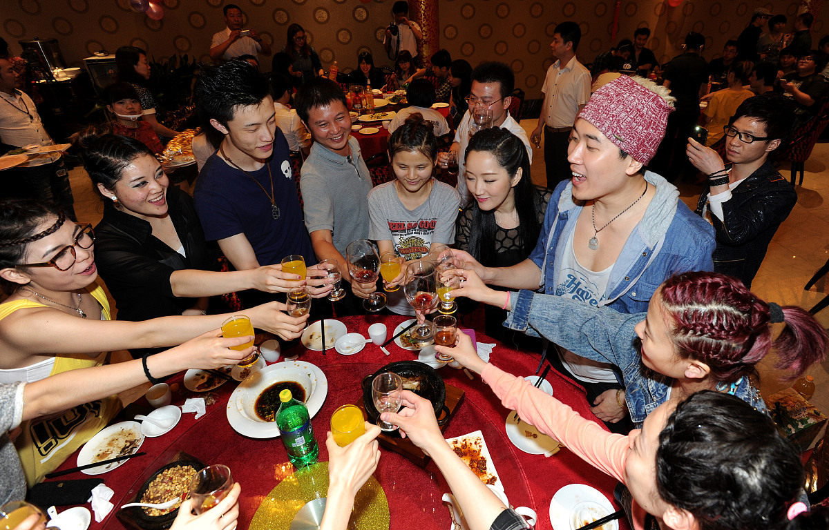 大学同学聚会要不要带老婆参加