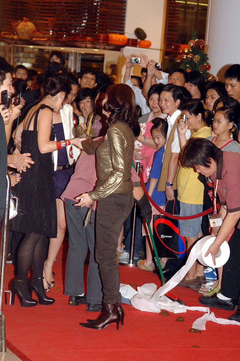 2006年11月12日,香港,twins参加一大型购物商场圣诞亮灯仪式.一对可爱