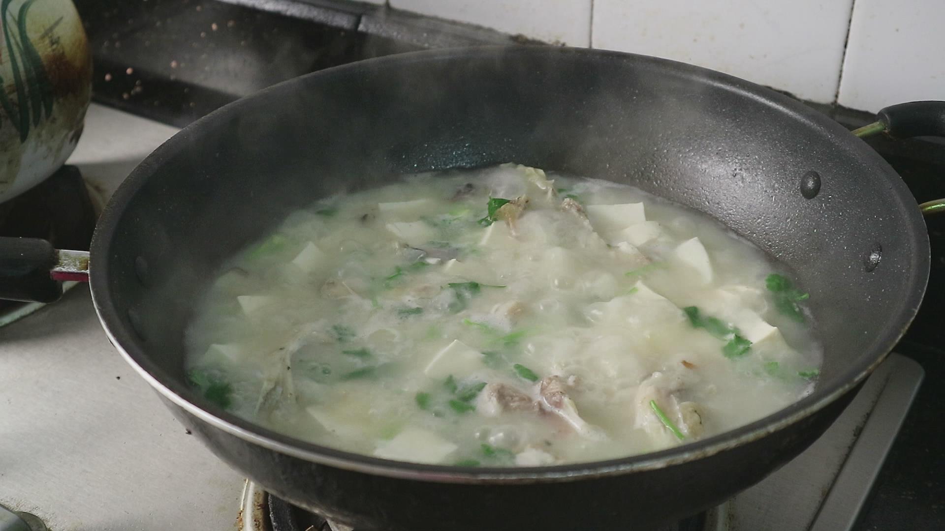 鱼头豆腐汤煮之前,要用姜先擦一下锅,你知道是为什么吗